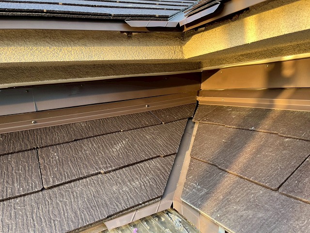 城陽市・カラーベスト本体施工！複雑な屋根形状も職人技で美しく仕上げ